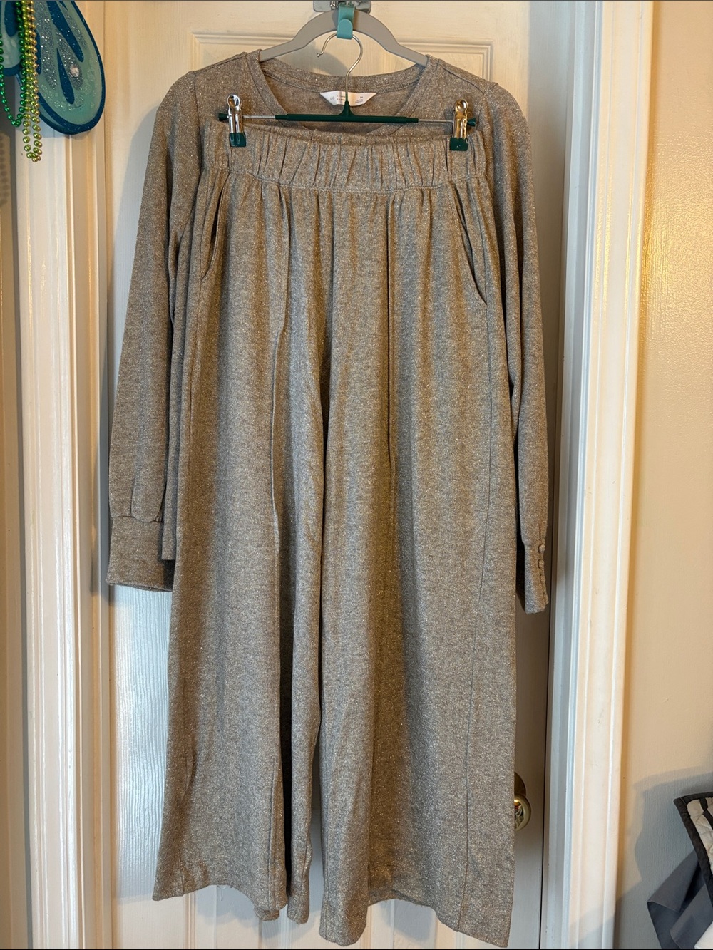 Gorgeous Lauren Conrad 2 piece knit outfit. Top med. Bottoms small short.